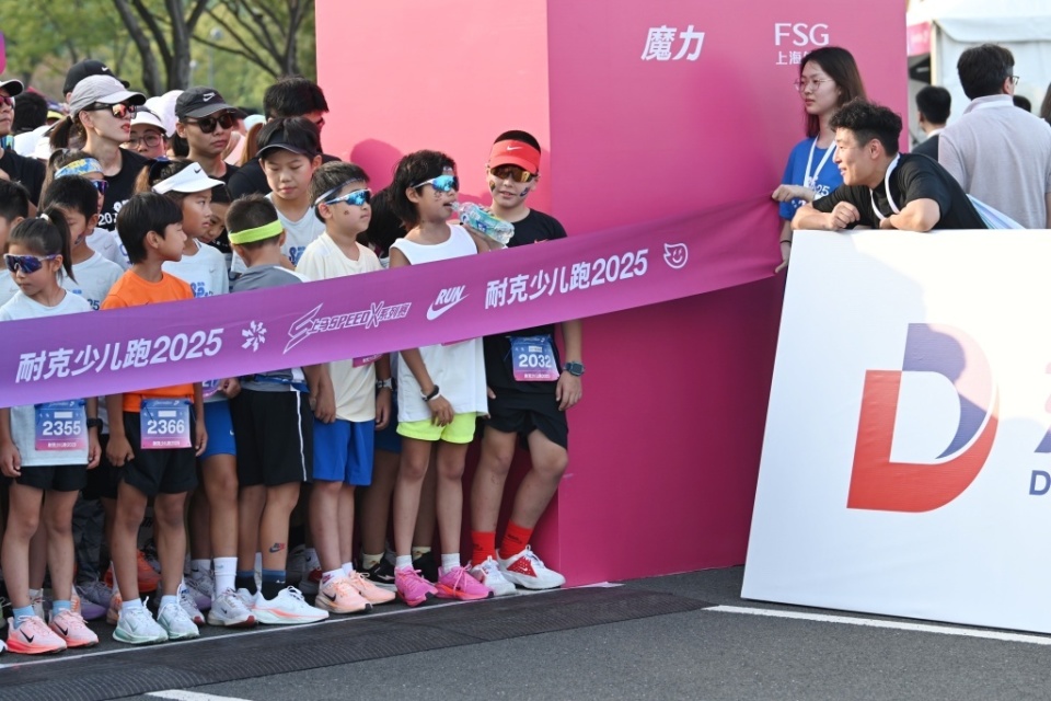 据组委会介, 不少家长表, 城市轮廓与 据组委会介, 不少家长表, 城市轮廓与